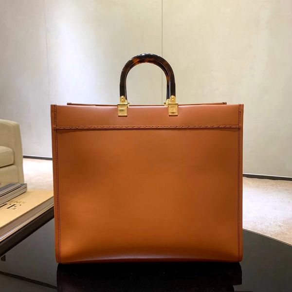 2021 luxury designer tote bag multi-color leather multi-function large capacity amber handle urban fashion atmosphere business handbag
2021 luxury designer tote bag multi-color leather multi-function large capacity amber handle urban fashion atmosphere business handbag