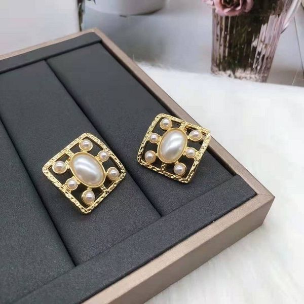 design jewelry new square set pearl fashion gold ear simple earrings s928 silver needle temperament earrings for women
design jewelry new square set pearl fashion gold ear simple earrings s928 silver needle temperament earrings for women