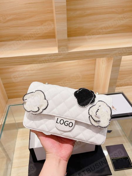 medal chain bag wristband shoulder crossbody all-match fashion gorgeous autumn and winter appearance favorite size 26*15cm
medal chain bag wristband shoulder crossbody all-match fashion gorgeous autumn and winter appearance favorite size 26*15cm