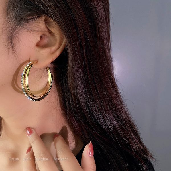 925 silver needle inlaid diamond c-shaped earrings south designer dongdamen simple personality earrings fashion temperament net red earrings
925 silver needle inlaid diamond c-shaped earrings south designer dongdamen simple personality earrings fashion temperament net red earrings