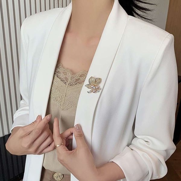 fashionable design, exquisite small, pearl leaf inlaid with diamond, simple versatile, luxurious and personalized brooch, Gray
fashionable design, exquisite small, pearl leaf inlaid with diamond, simple versatile, luxurious and personalized brooch, Gray