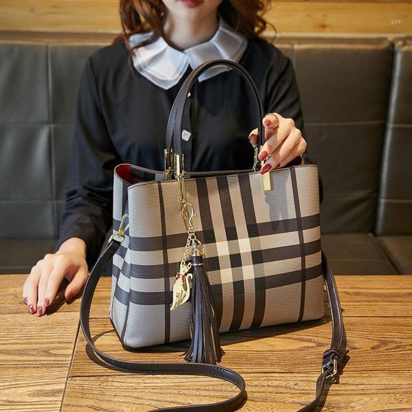 women's bag 2021 summer fashion foreign style tote large capacity portable shoulder versatile messenger1
women's bag 2021 summer fashion foreign style tote large capacity portable shoulder versatile messenger1
