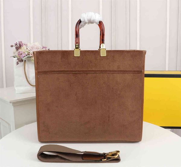 luxury designer handbag 2021 shopping bag handbag velvet material shoulder bag large capacity messenger bag business style design
luxury designer handbag 2021 shopping bag handbag velvet material shoulder bag large capacity messenger bag business style design