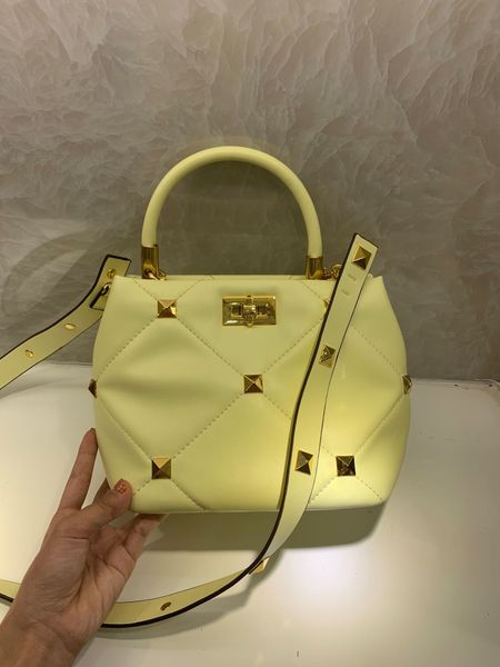 2021 2021 summer rivet bucket bag cow leather large capacity women's straddle one shoulder storage bags luxuryss designerss yw
2021 2021 summer rivet bucket bag cow leather large capacity women's straddle one shoulder storage bags luxuryss designerss yw