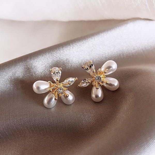 korean design fashion jewelry personality five-petal flower copper inlaid zircon elegant white pearl female earrings stud, Golden;silver
korean design fashion jewelry personality five-petal flower copper inlaid zircon elegant white pearl female earrings stud, Golden;silver