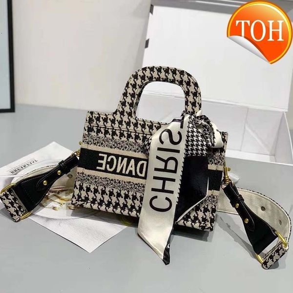 2021 new mini embroidered canvas shopping bag d brand tot temperament goddess versatile handbag one shoulder
2021 new mini embroidered canvas shopping bag d brand tot temperament goddess versatile handbag one shoulder