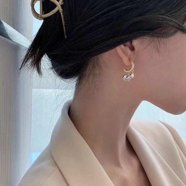 2021 new shiny luxury zircon pendant charm earrings for woman fashion small korean jewelry wedding party girl's unusual earring, Golden
2021 new shiny luxury zircon pendant charm earrings for woman fashion small korean jewelry wedding party girl's unusual earring, Golden