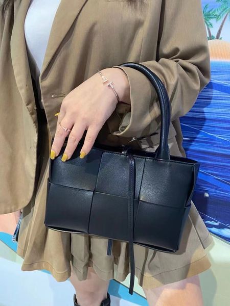 outlet leather women's bag woven shopping large capacity bucket portable one shoulder luxuryss designerss yw
outlet leather women's bag woven shopping large capacity bucket portable one shoulder luxuryss designerss yw