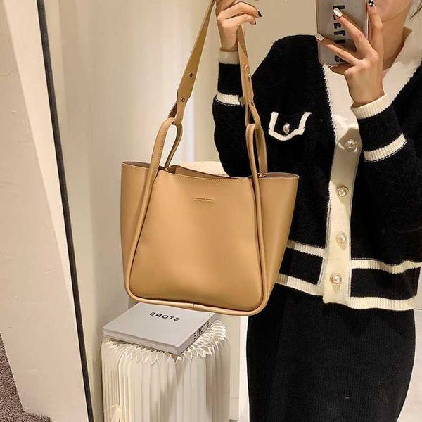 soft leather bucket bag 2021 korean single shoulder wide belt underarm women's tote
soft leather bucket bag 2021 korean single shoulder wide belt underarm women's tote
