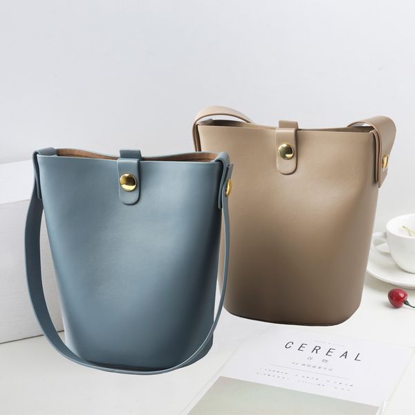 70% off design hand leather 2021 new fashion large capacity wide shoulder strap bucket women's messenger bag versatile single shoulder
70% off design hand leather 2021 new fashion large capacity wide shoulder strap bucket women's messenger bag versatile single shoulder