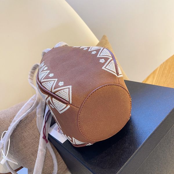 designer totes shoulder bags luxury tote bag handbags drawstring handbag genuine leather high-quality fashion brand with original box size 1
designer totes shoulder bags luxury tote bag handbags drawstring handbag genuine leather high-quality fashion brand with original box size 1