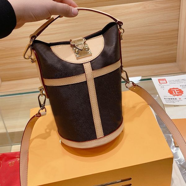famous duffle bag women handbag purse genuine leather s lock hand bags detachable belt shoulder bag chip shape evening bag
famous duffle bag women handbag purse genuine leather s lock hand bags detachable belt shoulder bag chip shape evening bag