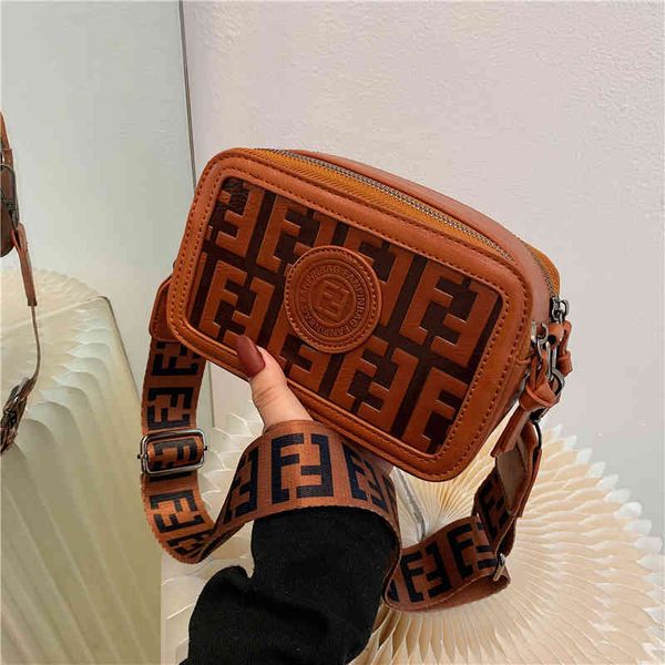 2022 new factory wholesale female korean embossed personalized letter simple wide shoulder strap messenger small square bag
2022 new factory wholesale female korean embossed personalized letter simple wide shoulder strap messenger small square bag