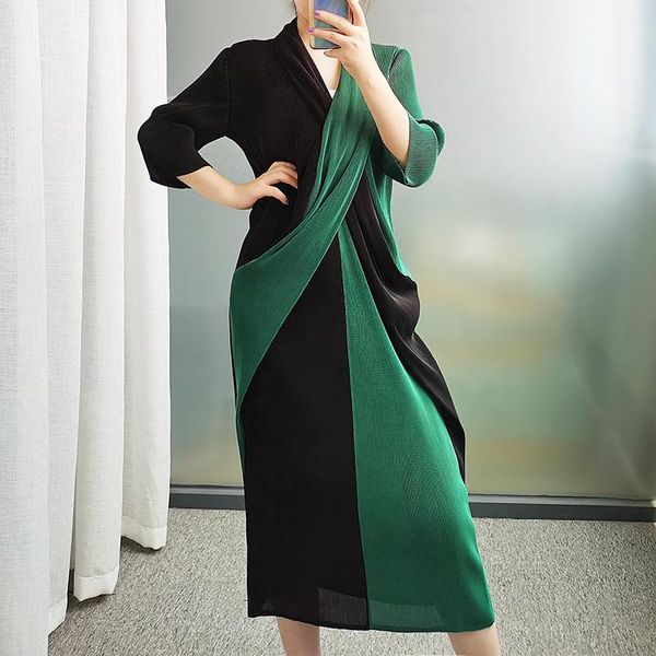 casual dresses changpleat 2021 spring and autumn women's party miyak fold fashionable high elastic v-neck color matching dress, Black;gray
casual dresses changpleat 2021 spring and autumn women's party miyak fold fashionable high elastic v-neck color matching dress, Black;gray