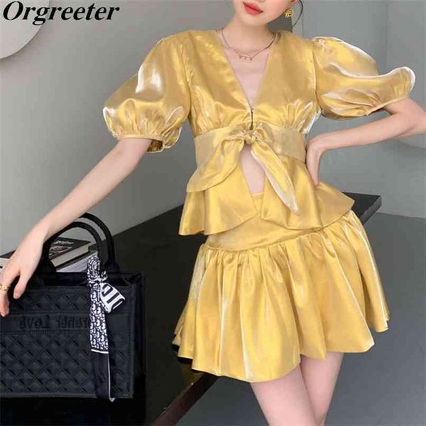 temperament ladies satin shirt 2 piece set women summer puff sleeve v-neck lace-up cropped and pleated mini skirts suits 210602, White
temperament ladies satin shirt 2 piece set women summer puff sleeve v-neck lace-up cropped and pleated mini skirts suits 210602, White