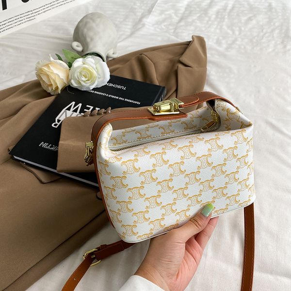 80% off outlet store bag women's version simple ins red portable messenger small square factory online sale, Black;red
80% off outlet store bag women's version simple ins red portable messenger small square factory online sale, Black;red