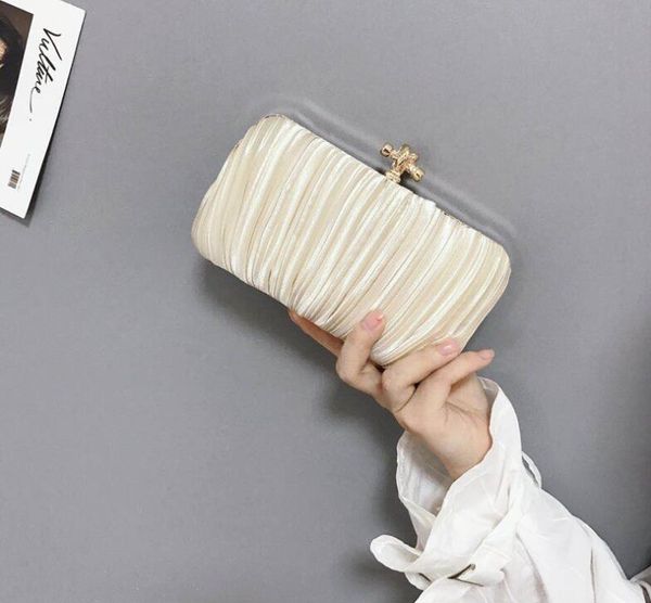 2020 bridal wedding satin evening bags lace floral day pouch lady messenger shoulder bag women handbags lace clutch party bag
2020 bridal wedding satin evening bags lace floral day pouch lady messenger shoulder bag women handbags lace clutch party bag