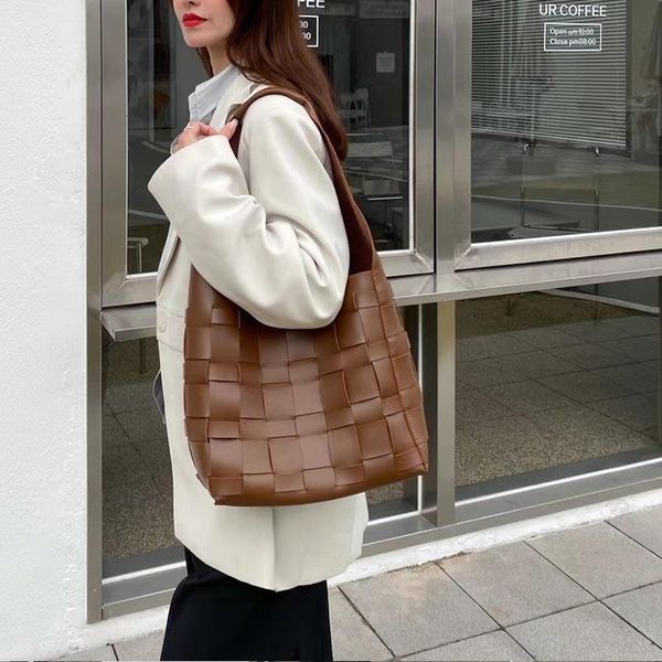 leather woven novelty ladies bucket bag fashion handbag women designer handbags cross body woman tote
leather woven novelty ladies bucket bag fashion handbag women designer handbags cross body woman tote