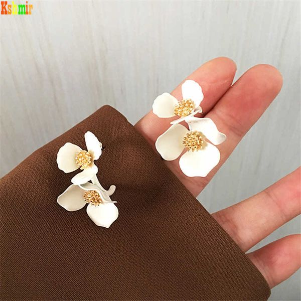 kshmir new style white flower earring temperament female camellia ear nail girl ear act the role ofing 2021, Golden
kshmir new style white flower earring temperament female camellia ear nail girl ear act the role ofing 2021, Golden