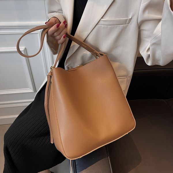 simple leisure women's bag korean version single shoulder messenger bag versatile 2021 fashion bucket
simple leisure women's bag korean version single shoulder messenger bag versatile 2021 fashion bucket