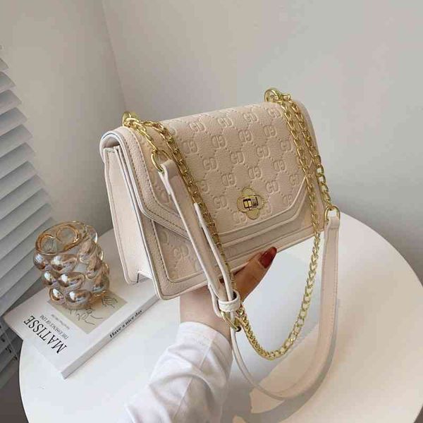 2022 factory wholesale new model women's summer one shoulder small square embossed letter korean chain camellia flower bags, Black;red
2022 factory wholesale new model women's summer one shoulder small square embossed letter korean chain camellia flower bags, Black;red