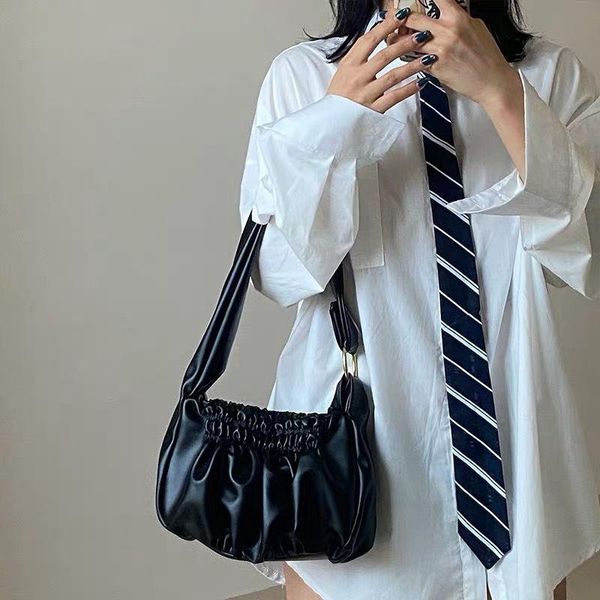 soft pu leather ladies pleated armpit shoulder bag fashion design female underarm handbags girl student daily travel tote bags
soft pu leather ladies pleated armpit shoulder bag fashion design female underarm handbags girl student daily travel tote bags