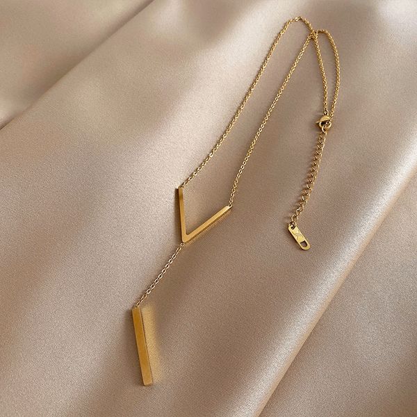 xianlan704 temperament v alphabet pendants titanium steel chain necklace female light excessive niche clavicle ins cold wind indiv, Silver
xianlan704 temperament v alphabet pendants titanium steel chain necklace female light excessive niche clavicle ins cold wind indiv, Silver