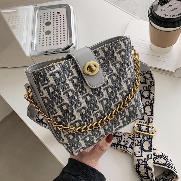 women's new fashion messenger letter chain single shoulder bag straight
women's new fashion messenger letter chain single shoulder bag straight