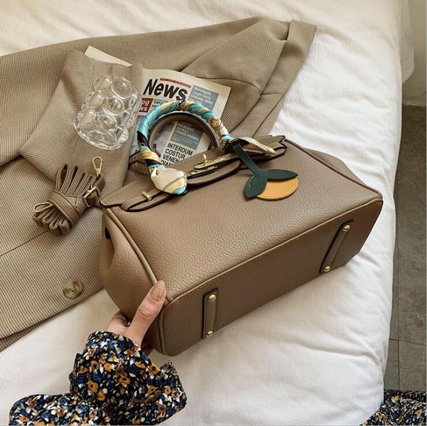 factory wholesale women handbag joker solid color leather bags elegant atmosphere ribbons womens shoulder handbags large khaki messenger bag
factory wholesale women handbag joker solid color leather bags elegant atmosphere ribbons womens shoulder handbags large khaki messenger bag