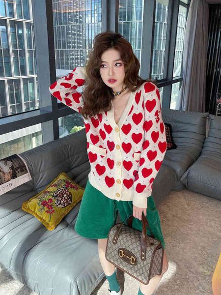 2022 factory wholesale new g family autumn and winter love letter v-neck knitted cardigan pullover sweater women's top, White
2022 factory wholesale new g family autumn and winter love letter v-neck knitted cardigan pullover sweater women's top, White