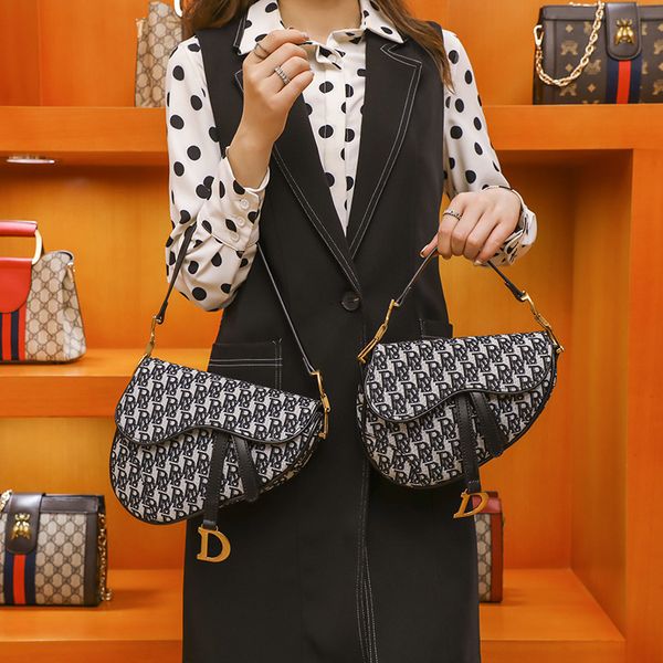 handbag women's new embroidered saddle armpit single shoulder diagonal straddle handbag canvas
handbag women's new embroidered saddle armpit single shoulder diagonal straddle handbag canvas