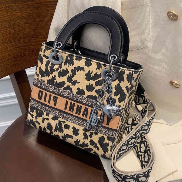 broadband fashion female 2021 new messenger leopard canvas autumn winter portable princess bag
broadband fashion female 2021 new messenger leopard canvas autumn winter portable princess bag