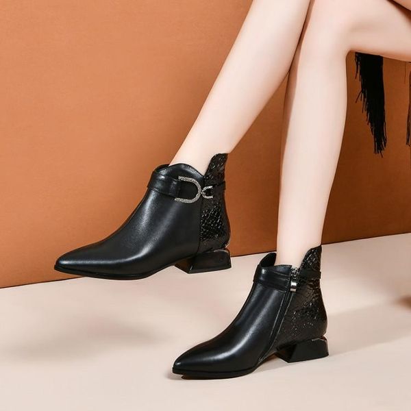 boots mljuese 2021 women ankle cow leather black color metal decoration winter short plush pointed toe round heels 
boots mljuese 2021 women ankle cow leather black color metal decoration winter short plush pointed toe round heels