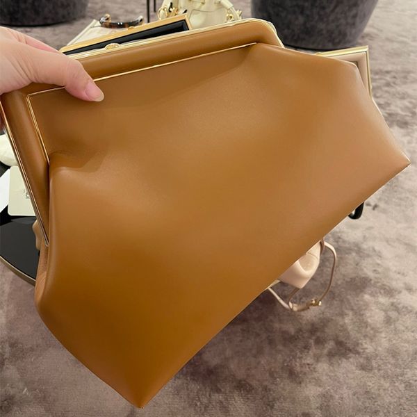 new design clutch bag for women fashion handbag in genuine leather letter hardware lady-bag single strap crossbody-bag
new design clutch bag for women fashion handbag in genuine leather letter hardware lady-bag single strap crossbody-bag