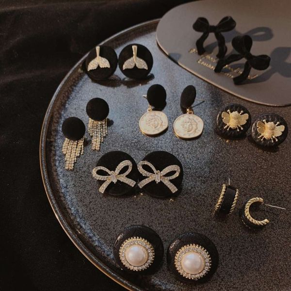 2021 new early spring senior ear jewelry s925 small fragrance style earrings women's black earrings
2021 new early spring senior ear jewelry s925 small fragrance style earrings women's black earrings
