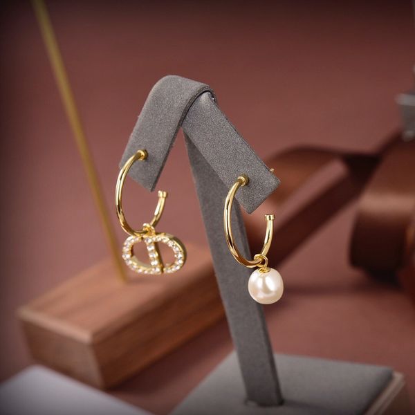 70% off new pearl letter earrings high version replica asymmetric simple trend, Golden;silver
70% off new pearl letter earrings high version replica asymmetric simple trend, Golden;silver