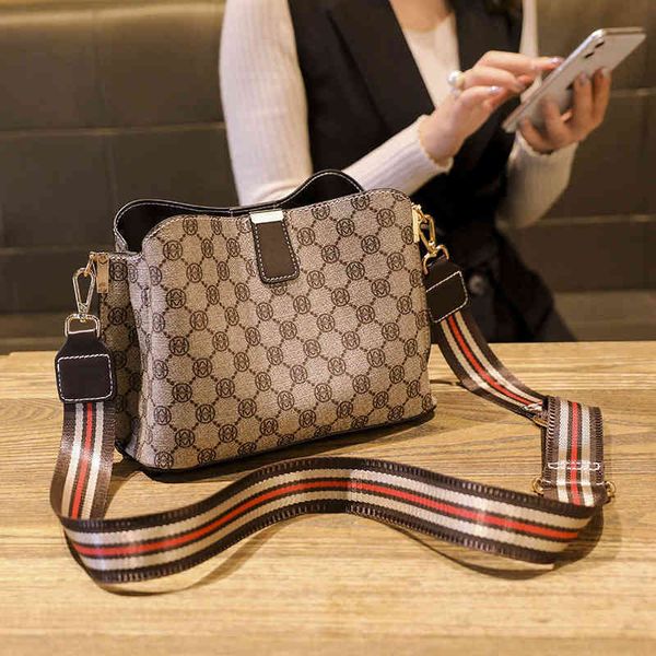 2022 factory wholesale new model red female versatile one shoulder messenger bag broadband bucket multi-layer capacity bags
2022 factory wholesale new model red female versatile one shoulder messenger bag broadband bucket multi-layer capacity bags