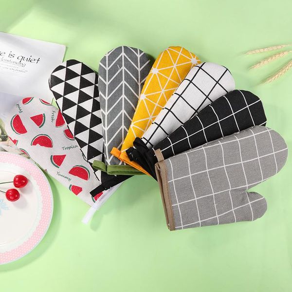 oven mitts 2pcs kitchen thickened heat-insulating gloves microwave household anti-scalding high temperature baking tools
oven mitts 2pcs kitchen thickened heat-insulating gloves microwave household anti-scalding high temperature baking tools