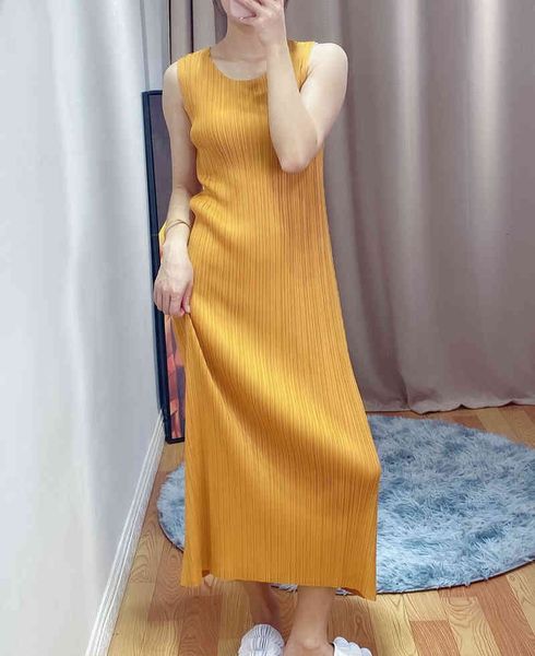 dresses four seasons wearable women's basic sleeveless dress miyak fold fashion slim thin mid-length vest tied, Black;gray
dresses four seasons wearable women's basic sleeveless dress miyak fold fashion slim thin mid-length vest tied, Black;gray