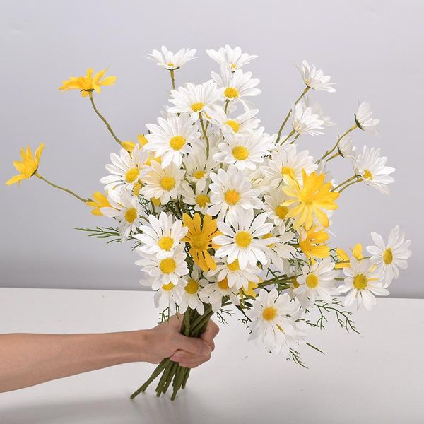 2pcs/lot 5 heads daisies artificial silk flowers cosmos for wedding home decoration pography props fake wreath decorative & wreaths
2pcs/lot 5 heads daisies artificial silk flowers cosmos for wedding home decoration pography props fake wreath decorative & wreaths