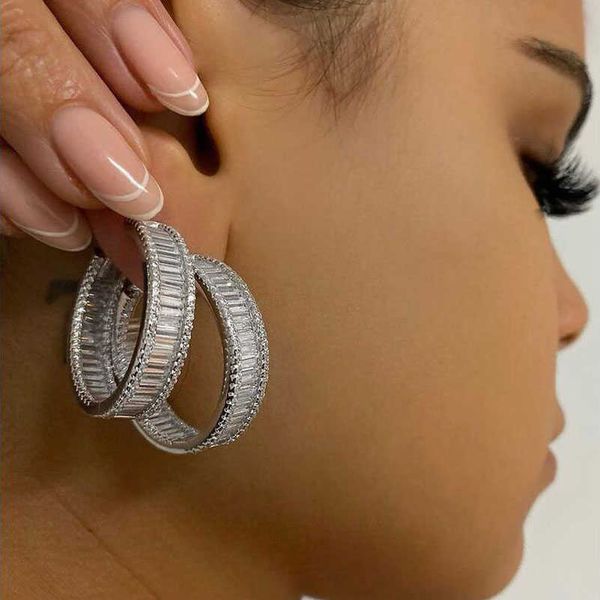 luxury gold color iced out round circle baguette cz earring hip hop cubic zirconia hoop huggie earrings for women 210924, Golden;silver
luxury gold color iced out round circle baguette cz earring hip hop cubic zirconia hoop huggie earrings for women 210924, Golden;silver