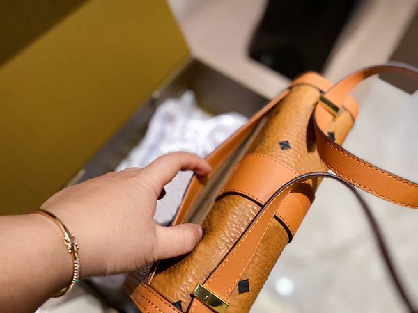 classic fashion brand designs old flower women bags genuien leather brown color small flap original purse wholesale
classic fashion brand designs old flower women bags genuien leather brown color small flap original purse wholesale