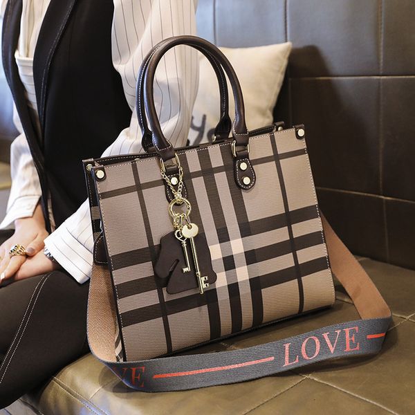 2021 women's color matching printing small square lattice single shoulder msenger bag star same handbag
2021 women's color matching printing small square lattice single shoulder msenger bag star same handbag