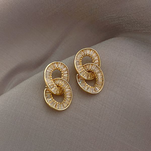 2021 new trendy zircon circle clasp golden pendant charm earrings lady korean luxury jewelry ear stud unusual wedding party gifts for women
2021 new trendy zircon circle clasp golden pendant charm earrings lady korean luxury jewelry ear stud unusual wedding party gifts for women