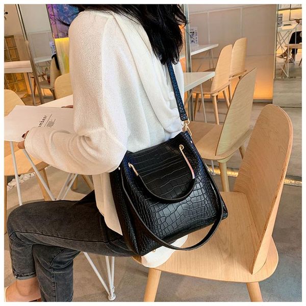 women's retro embossed crocodile pattern trendy bag big single shoulder korean messenger 2021 crossbody bags
women's retro embossed crocodile pattern trendy bag big single shoulder korean messenger 2021 crossbody bags