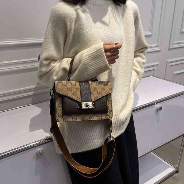 2022 designer s bag female autumn winter new han chao wide strap small square letter printed single shoulder diagonal women's bag
2022 designer s bag female autumn winter new han chao wide strap small square letter printed single shoulder diagonal women's bag