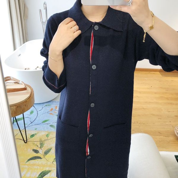 1110 2022 autumn brand same style regular long sleeve black gray lapel neck cardigan kint sweater women clothes fangle, White;black
1110 2022 autumn brand same style regular long sleeve black gray lapel neck cardigan kint sweater women clothes fangle, White;black