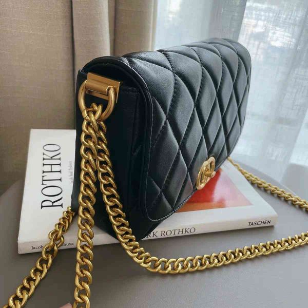 bag xiaoxiang lingge chain fashion niche leather shoulder large capacity slanting cross sheepskin women's bagripn
bag xiaoxiang lingge chain fashion niche leather shoulder large capacity slanting cross sheepskin women's bagripn