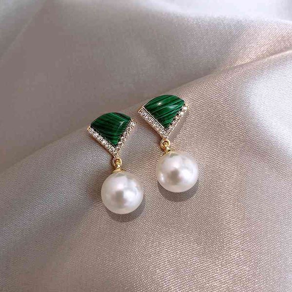 simple 925 silver needle micro inlaid malachite earrings women's korean light luxury elegant fan earrings, Black
simple 925 silver needle micro inlaid malachite earrings women's korean light luxury elegant fan earrings, Black