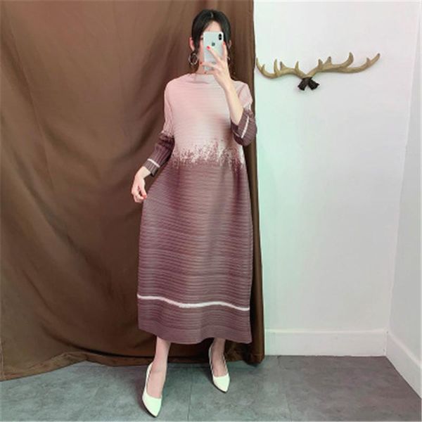 casual dresses miyake pleated women's dress 2021 spring fashion loose gradient color mid-length covering the meat was thin, Black;gray
casual dresses miyake pleated women's dress 2021 spring fashion loose gradient color mid-length covering the meat was thin, Black;gray